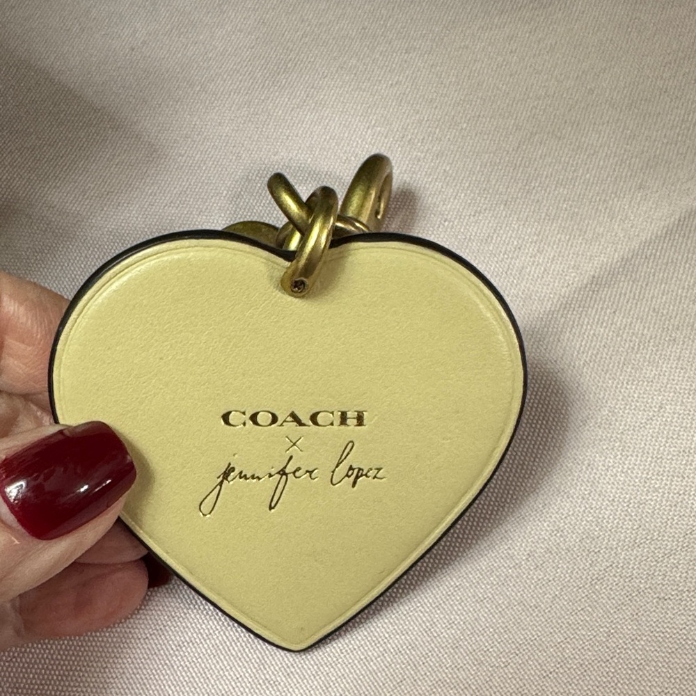 Coach Gold and Cream Heart Keyring limited edition - Jennifer Lopez - Picture 2 of 6